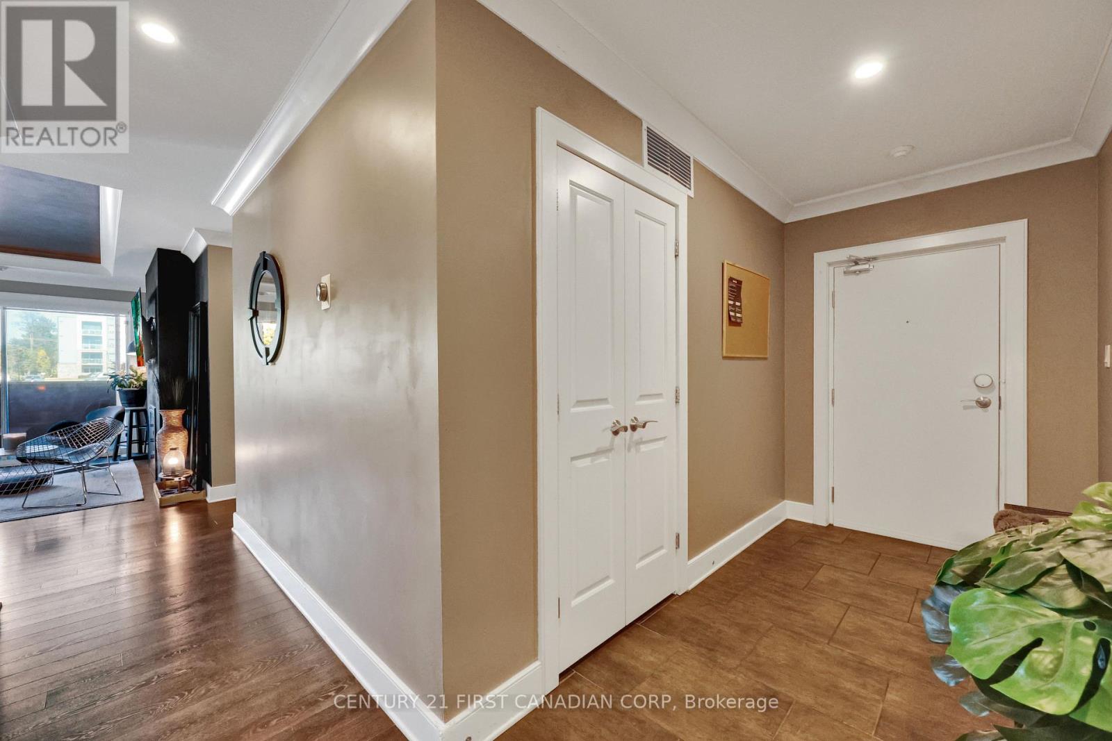 211 - 340 Sugarcreek Trail, London North, Ontario  N6H 0G4 - Photo 8 - X12969788