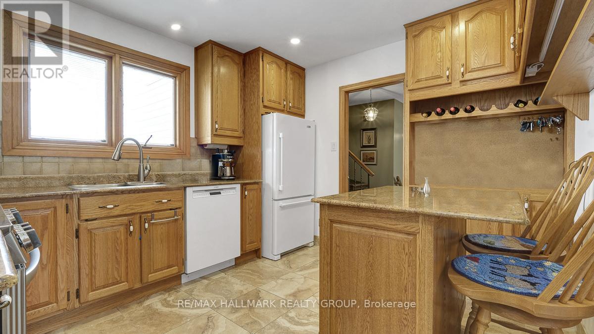 12 Woodhill Crescent, Ottawa, Ontario K1B 3B6 - Photo 10 - X12969666