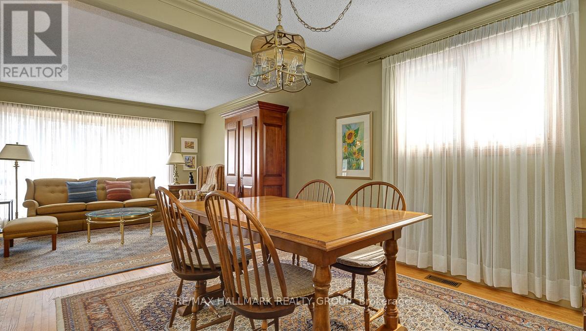 12 Woodhill Crescent, Ottawa, Ontario K1B 3B6 - Photo 14 - X12969666