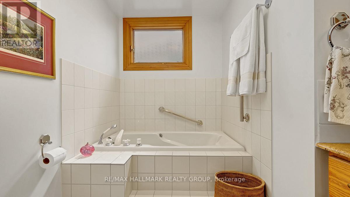 12 Woodhill Crescent, Ottawa, Ontario K1B 3B6 - Photo 25 - X12969666