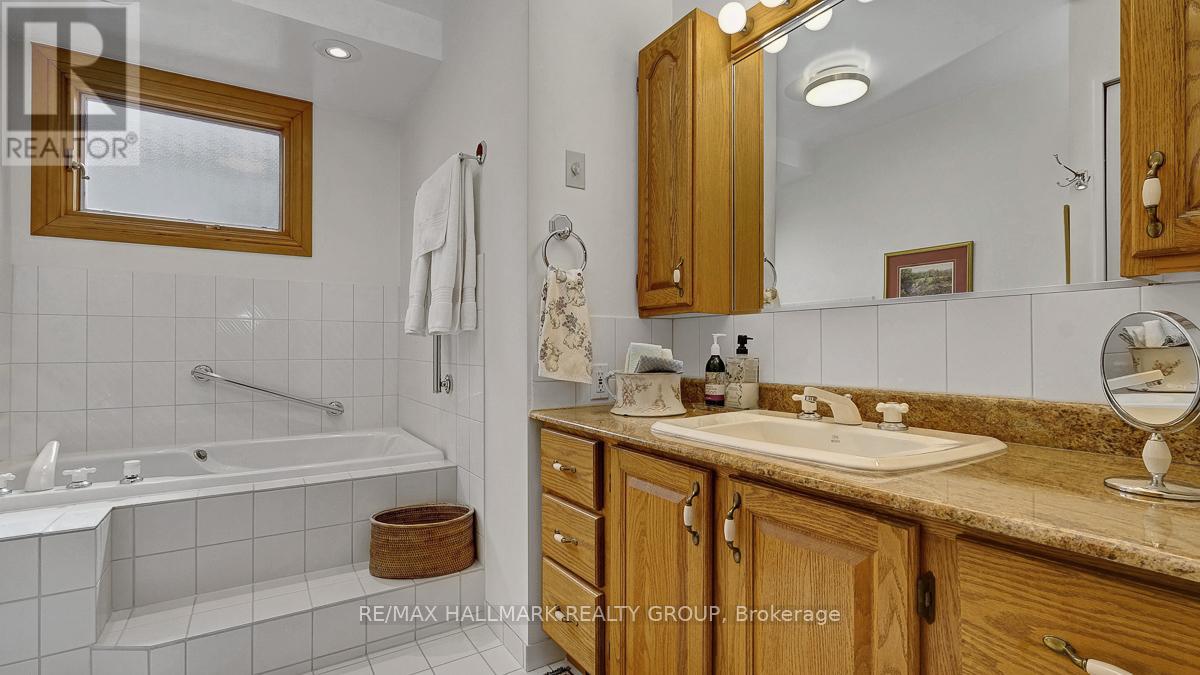 12 Woodhill Crescent, Ottawa, Ontario K1B 3B6 - Photo 26 - X12969666