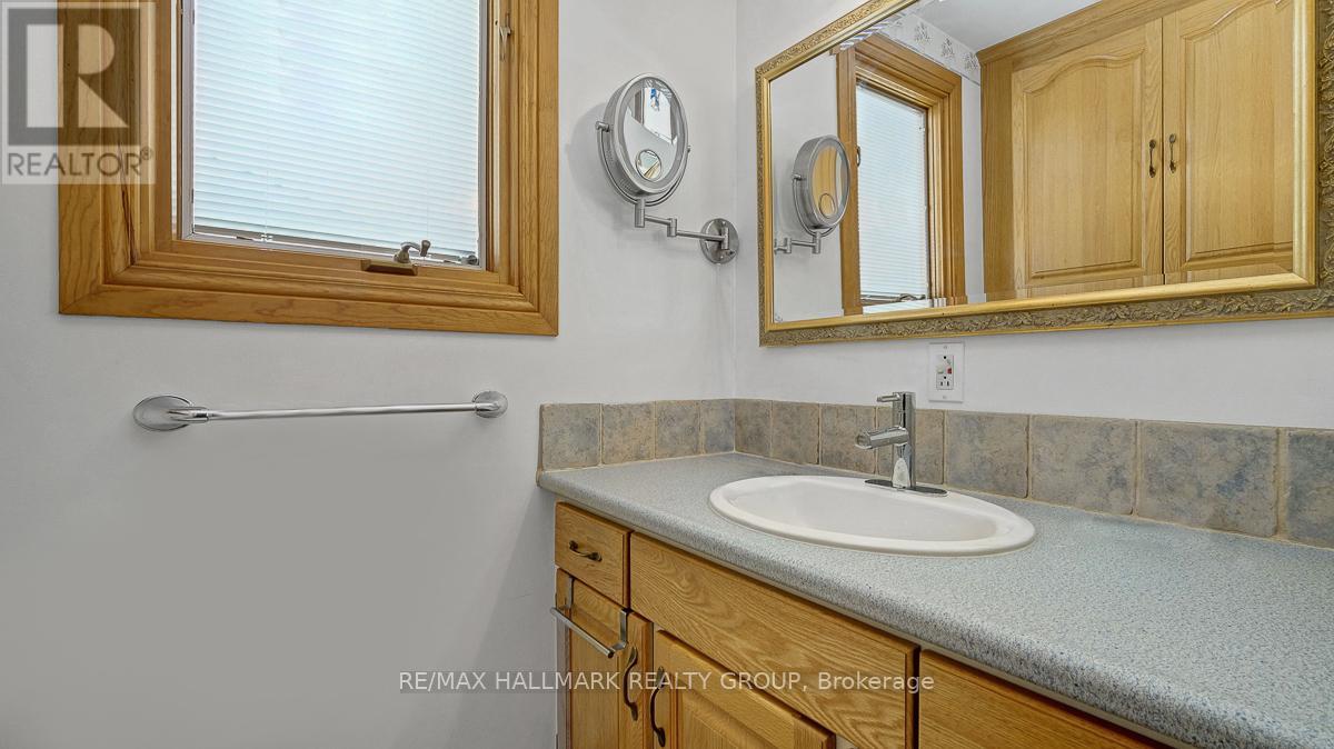 12 Woodhill Crescent, Ottawa, Ontario K1B 3B6 - Photo 29 - X12969666