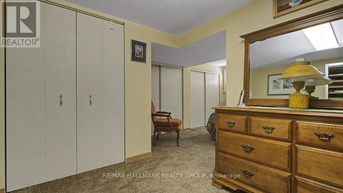 12 Woodhill Crescent, Ottawa, Ontario K1B 3B6 - Photo 33 - X12969666