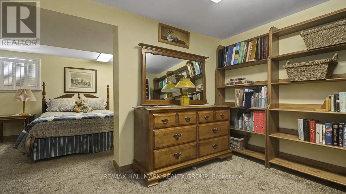 12 Woodhill Crescent, Ottawa, Ontario K1B 3B6 - Photo 35 - X12969666