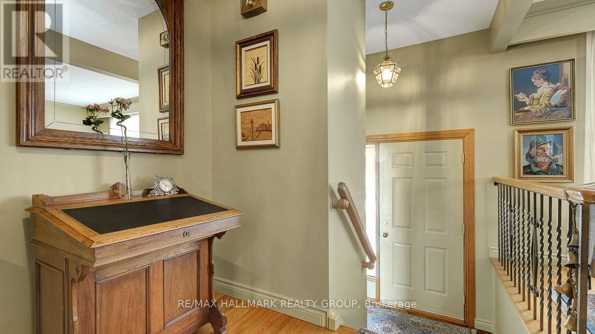 12 Woodhill Crescent, Ottawa, Ontario K1B 3B6 - Photo 4 - X12969666