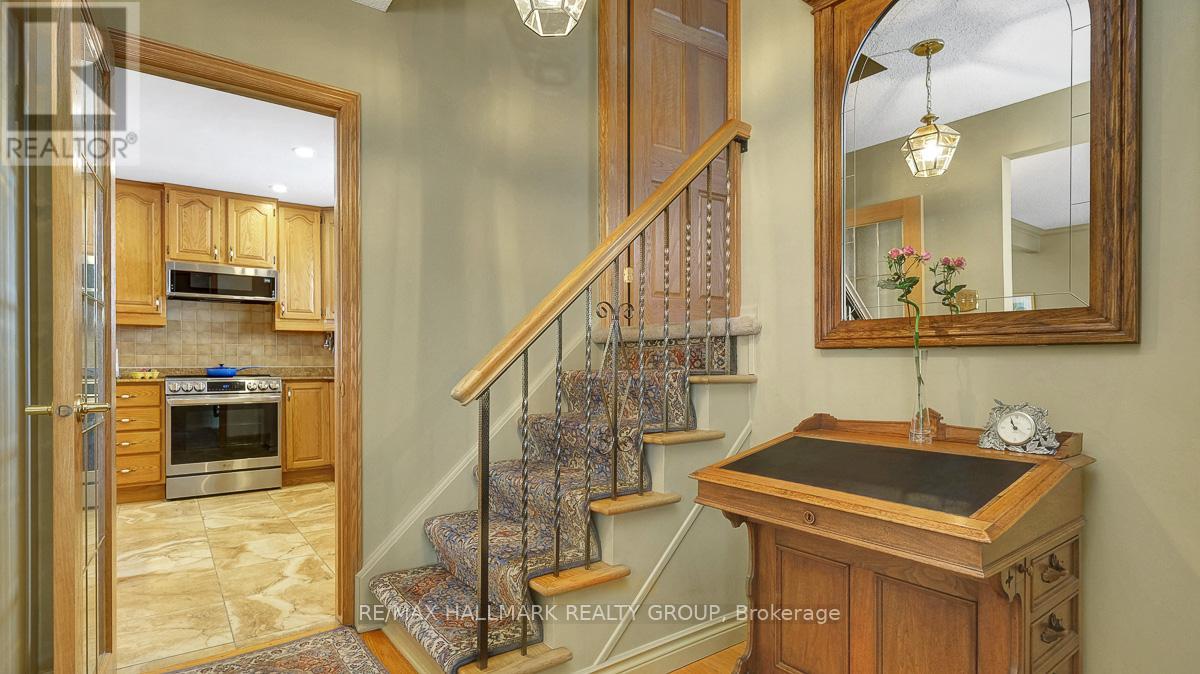 12 Woodhill Crescent, Ottawa, Ontario K1B 3B6 - Photo 5 - X12969666