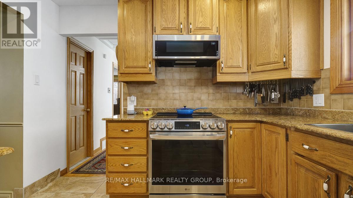 12 Woodhill Crescent, Ottawa, Ontario K1B 3B6 - Photo 6 - X12969666