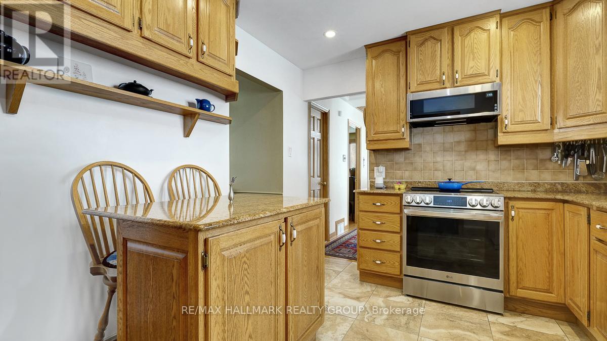 12 Woodhill Crescent, Ottawa, Ontario K1B 3B6 - Photo 7 - X12969666