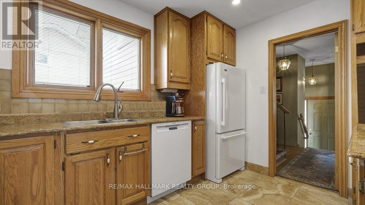 12 Woodhill Crescent, Ottawa, Ontario K1B 3B6 - Photo 8 - X12969666