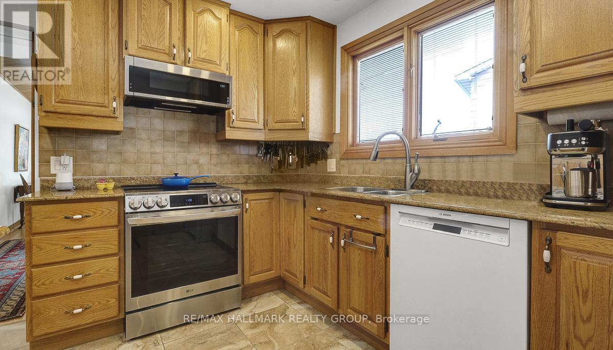 12 Woodhill Crescent, Ottawa, Ontario K1B 3B6 - Photo 9 - X12969666