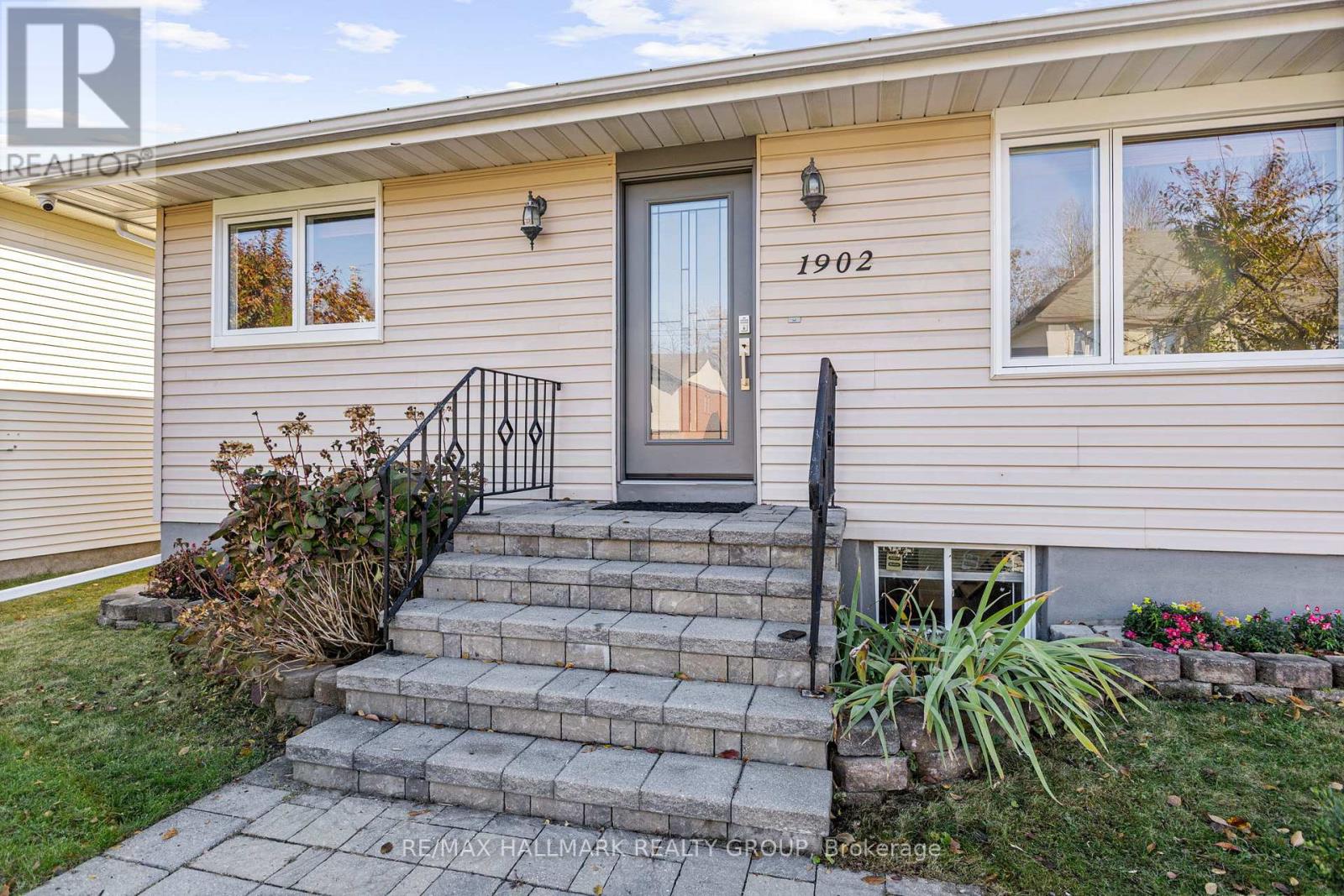 1902 Rosebella Avenue, Ottawa, Ontario  K1T 1G7 - Photo 2 - X12969904