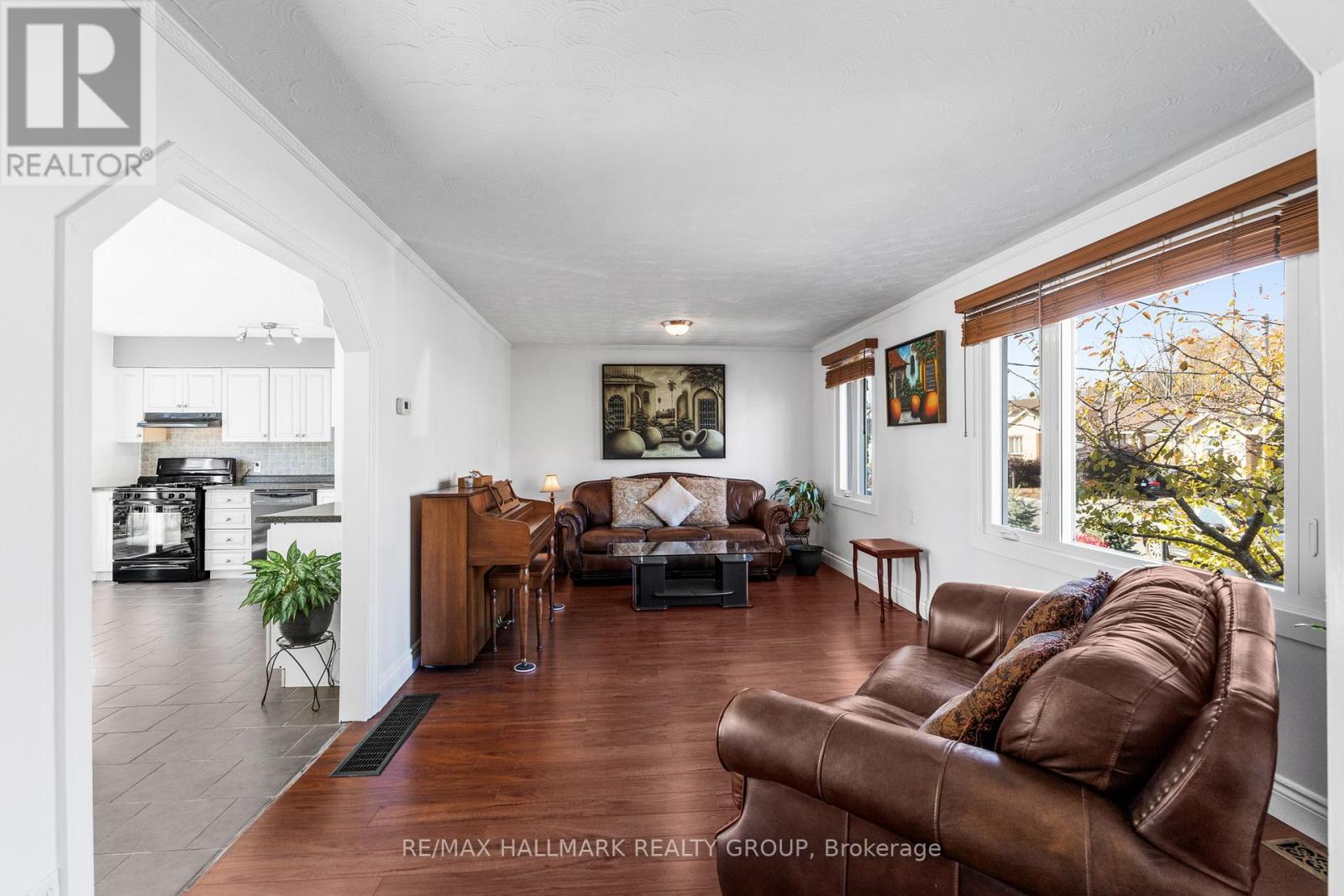 1902 Rosebella Avenue, Ottawa, Ontario  K1T 1G7 - Photo 4 - X12969904