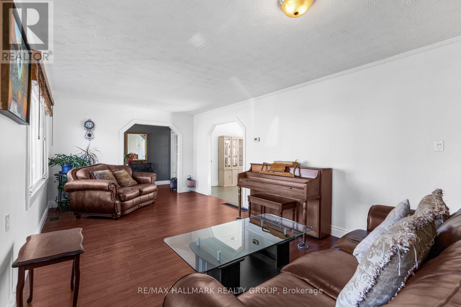 1902 Rosebella Avenue, Ottawa, Ontario  K1T 1G7 - Photo 5 - X12969904