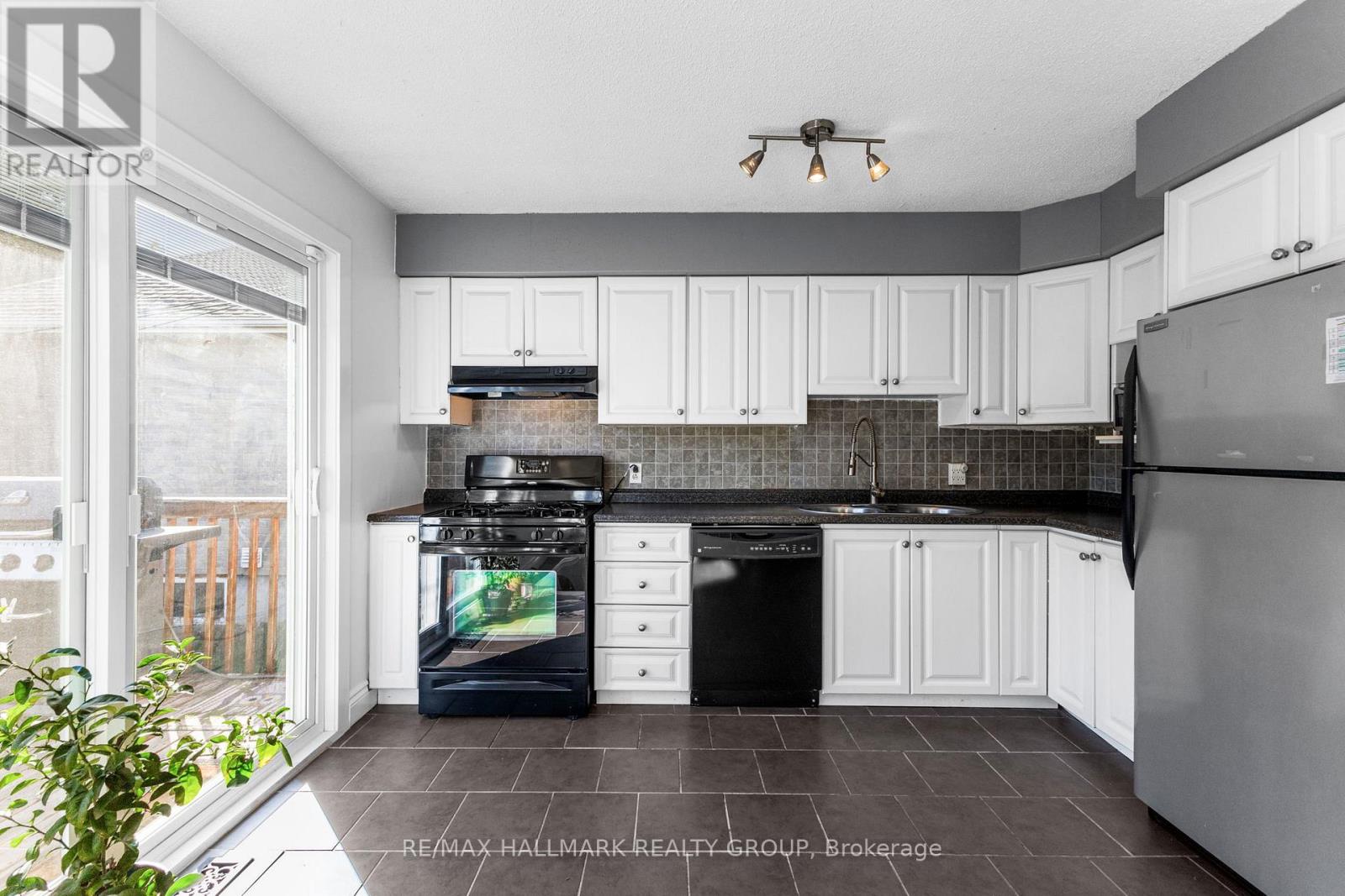 1902 Rosebella Avenue, Ottawa, Ontario  K1T 1G7 - Photo 9 - X12969904