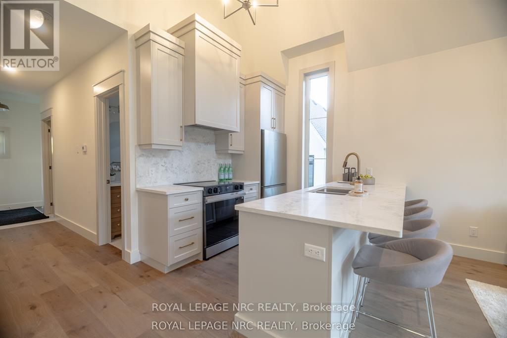 281 Elmwood Avenue, Fort Erie, Ontario  L0S 1B0 - Photo 5 - X12969896