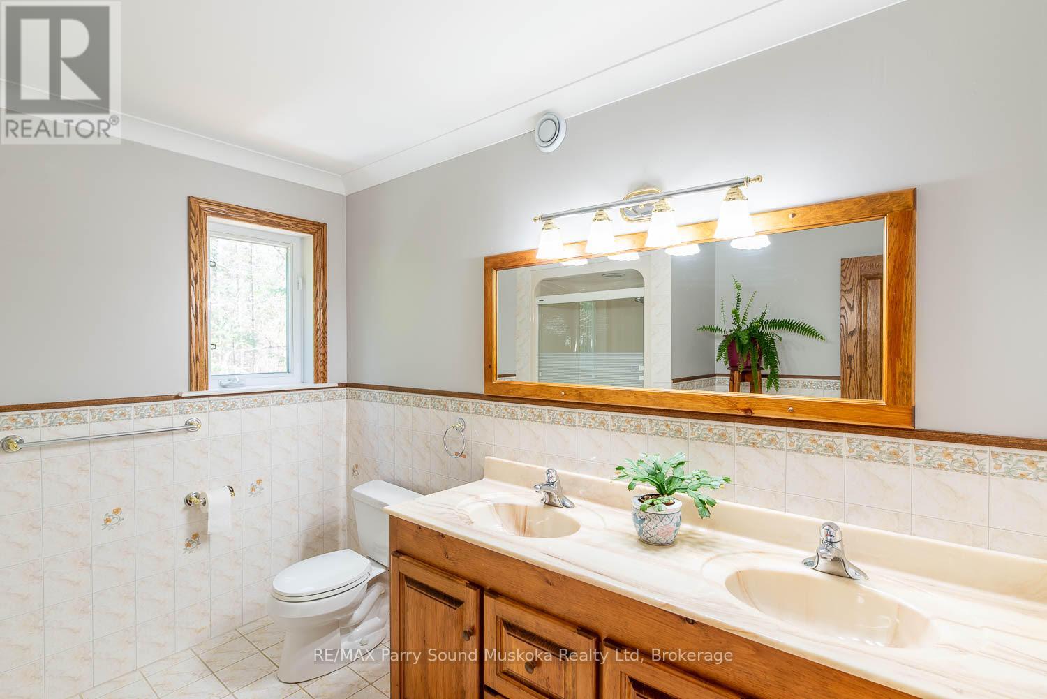 1889 South Horn Lake Road, Magnetawan, Ontario  P0A 1P0 - Photo 12 - X12969544