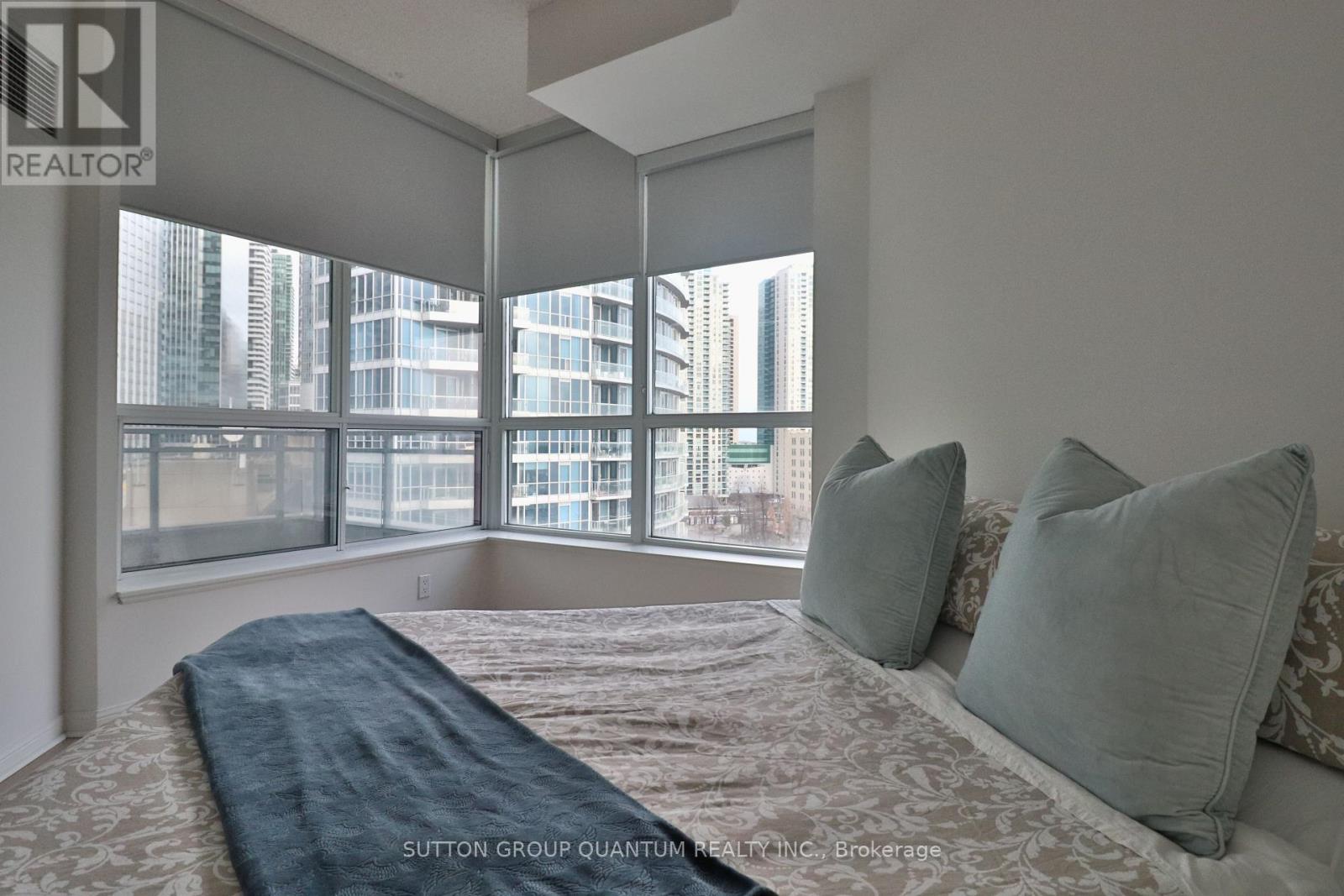 1105 - 228 Queens Quay W, Toronto, Ontario  M5J 2X1 - Photo 10 - C12969582