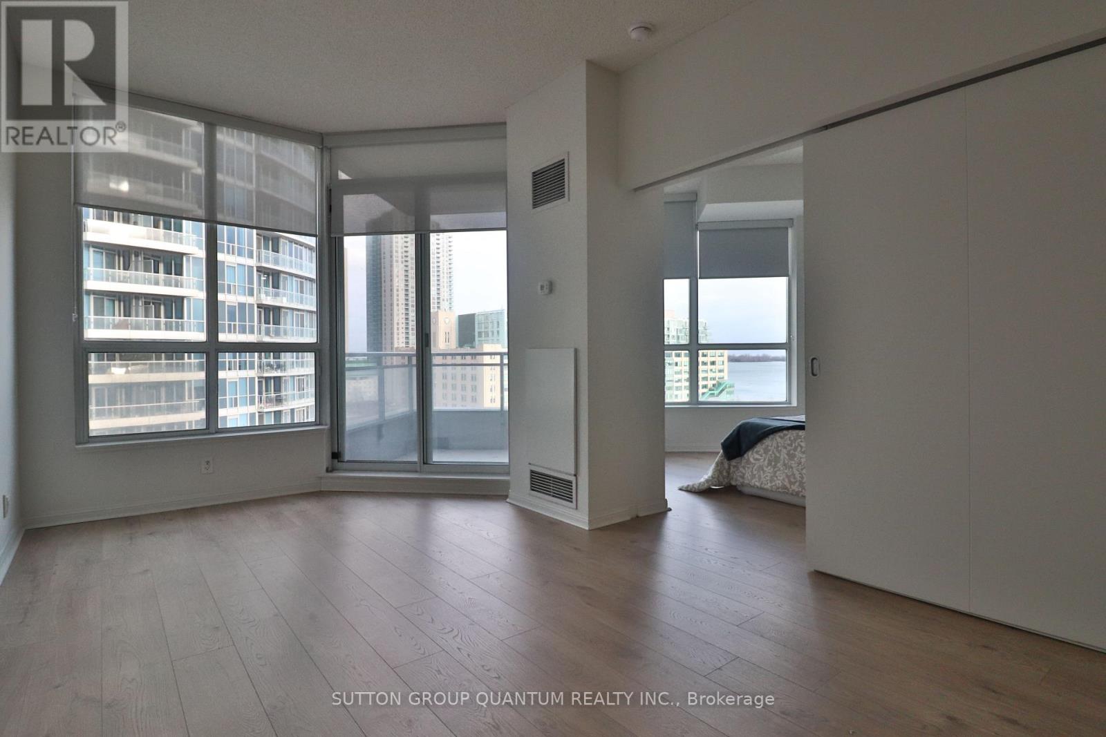 1105 - 228 Queens Quay W, Toronto, Ontario  M5J 2X1 - Photo 11 - C12969582