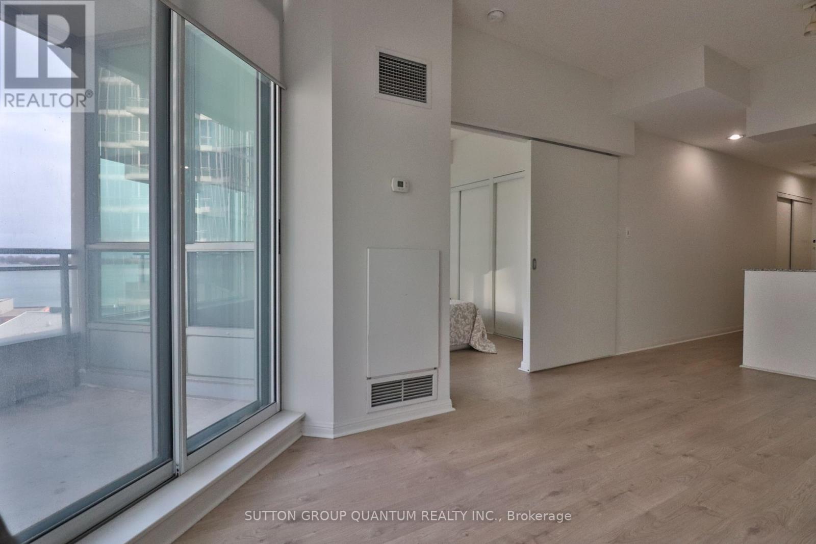 1105 - 228 Queens Quay W, Toronto, Ontario  M5J 2X1 - Photo 14 - C12969582