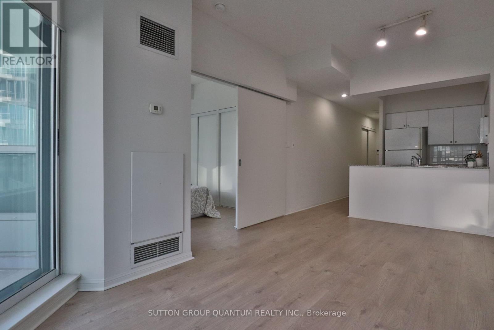 1105 - 228 Queens Quay W, Toronto, Ontario  M5J 2X1 - Photo 15 - C12969582