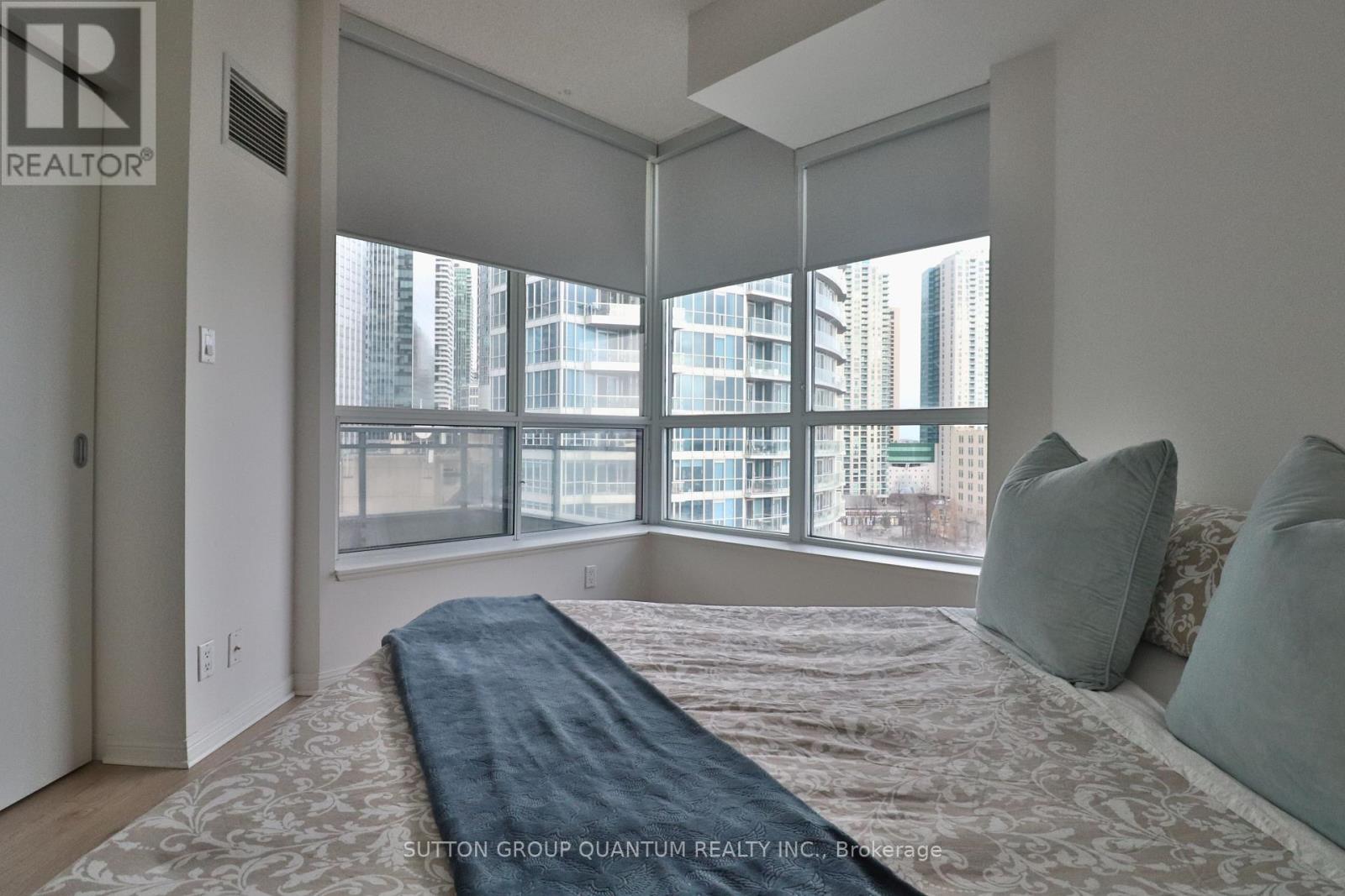 1105 - 228 Queens Quay W, Toronto, Ontario  M5J 2X1 - Photo 9 - C12969582