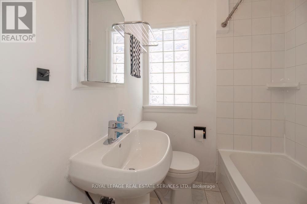 8 Macpherson Avenue, Toronto, Ontario  M4W 2L8 - Photo 11 - C12969642