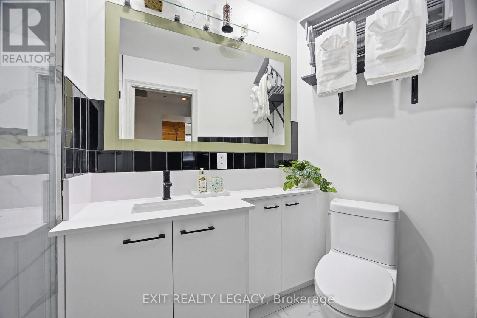 2402 - 1 King Street W, Toronto, Ontario  M5H 1A1 - Photo 17 - C12969728