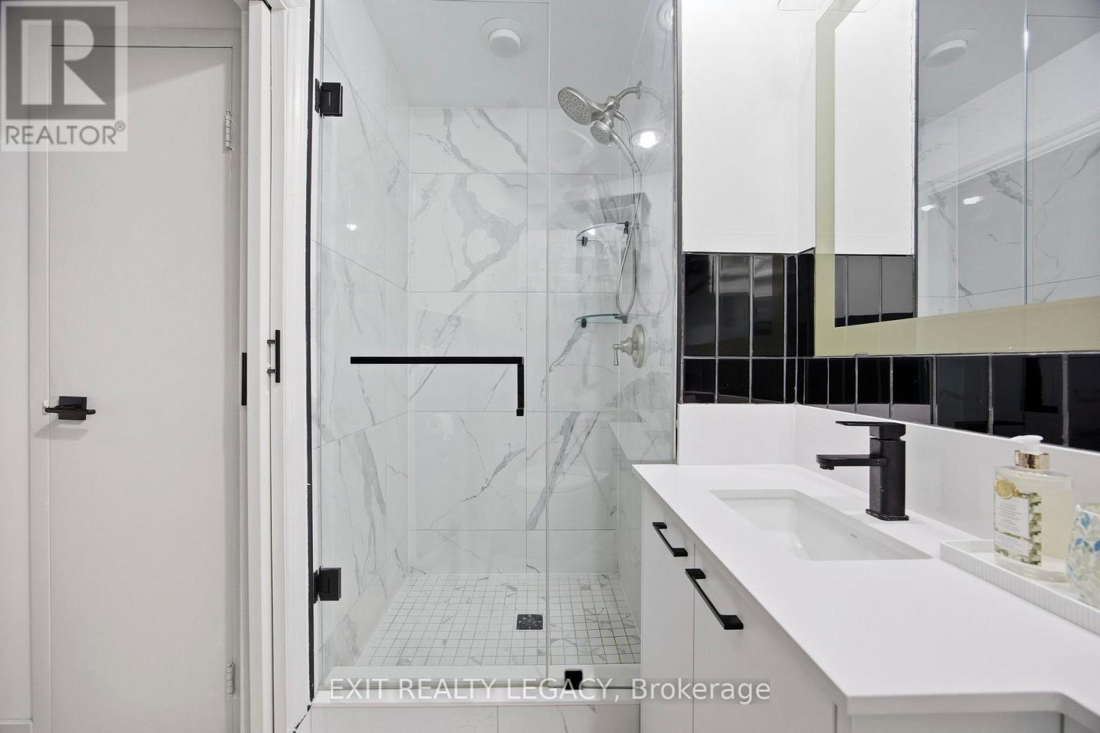 2402 - 1 King Street W, Toronto, Ontario  M5H 1A1 - Photo 18 - C12969728