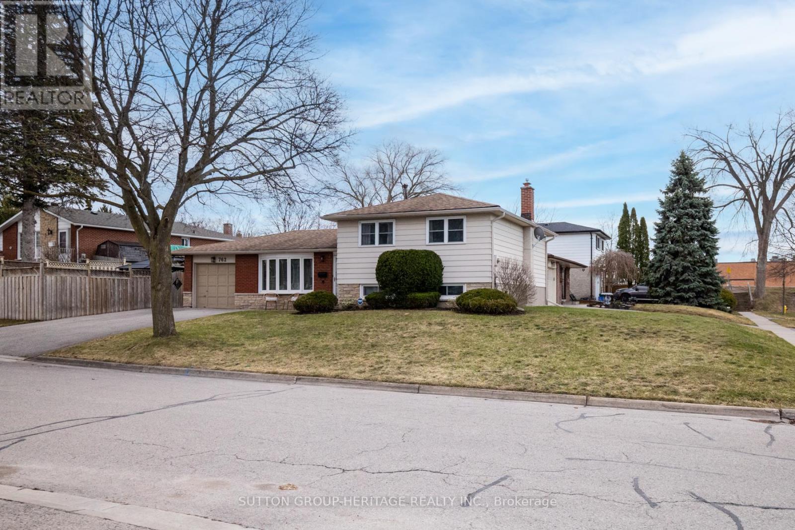 762 CLIFTON DRIVE, Oshawa, Ontario