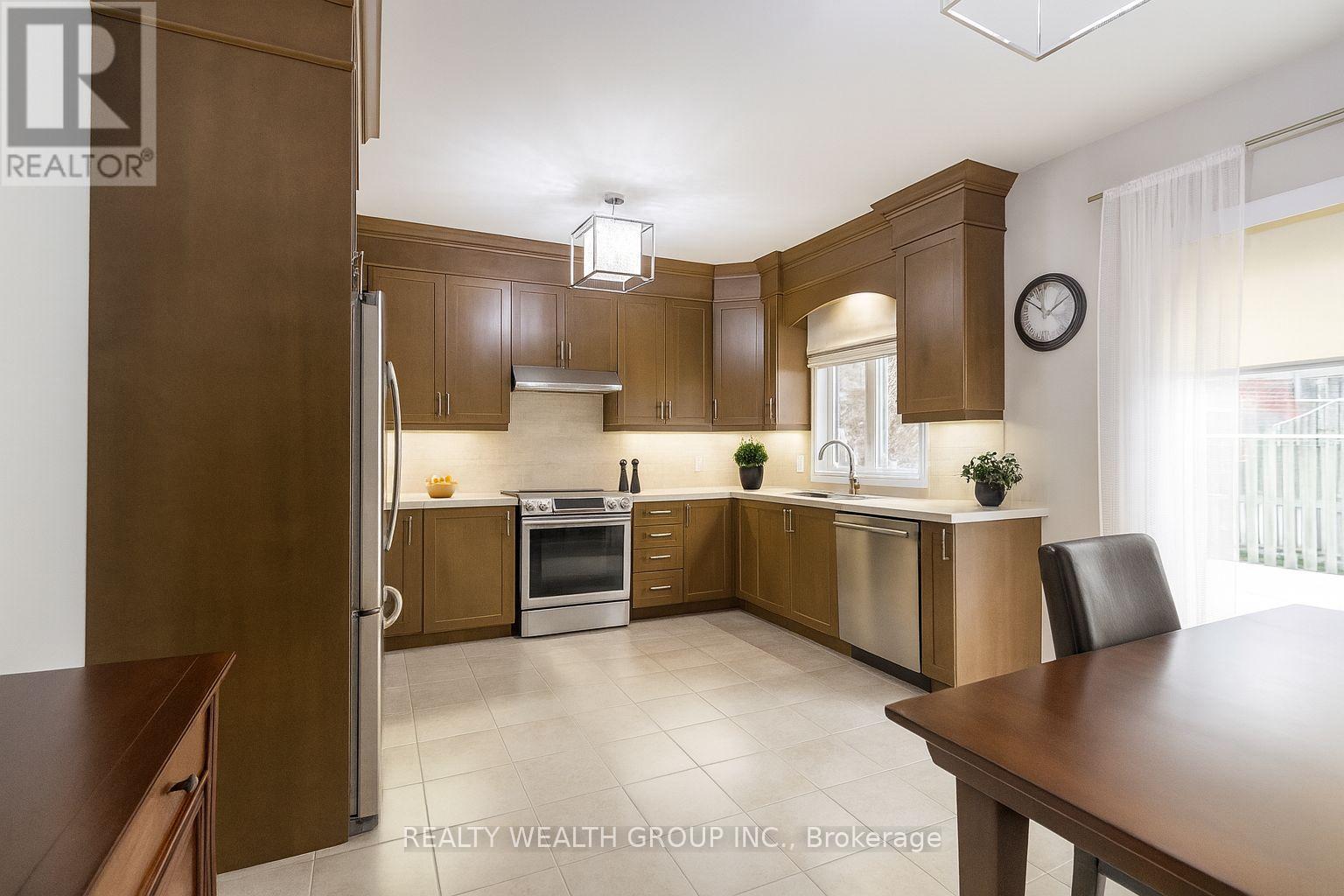 32 Rock Elm Court, Vaughan, Ontario L6A 4C2 - Photo 5 - N12969564