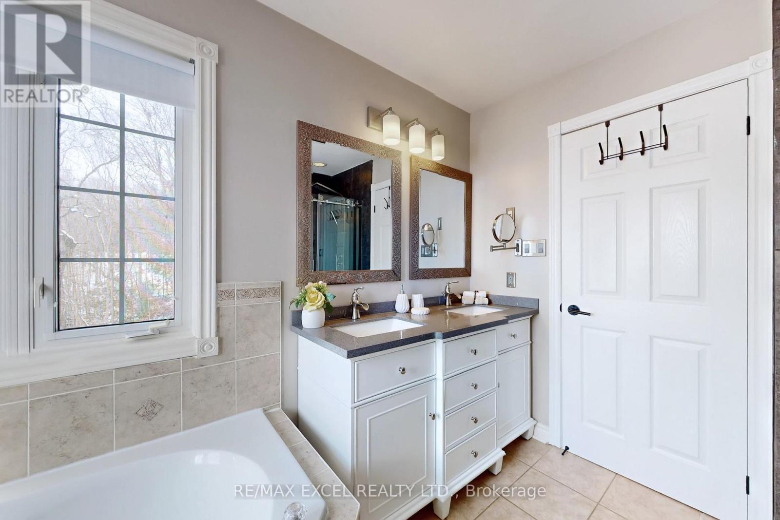 96 Ferncroft Drive, Georgina, Ontario  L4P 4G7 - Photo 25 - N12969596