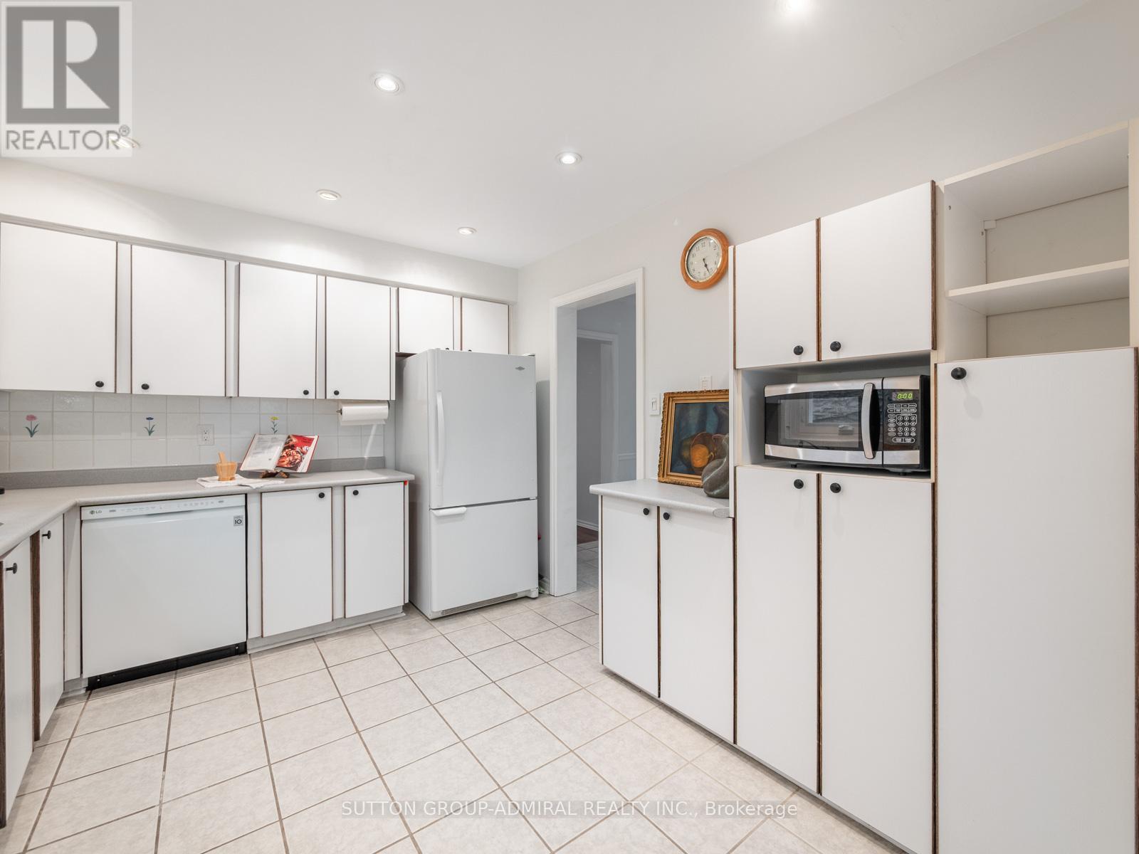 218 Mullen Drive, Vaughan, Ontario L4J 2P1 - Photo 13 - N12969656