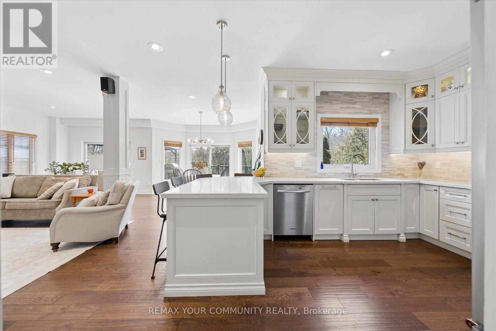 4 Marinucci Court, Richmond Hill, Ontario  L4C 0M3 - Photo 10 - N12969724