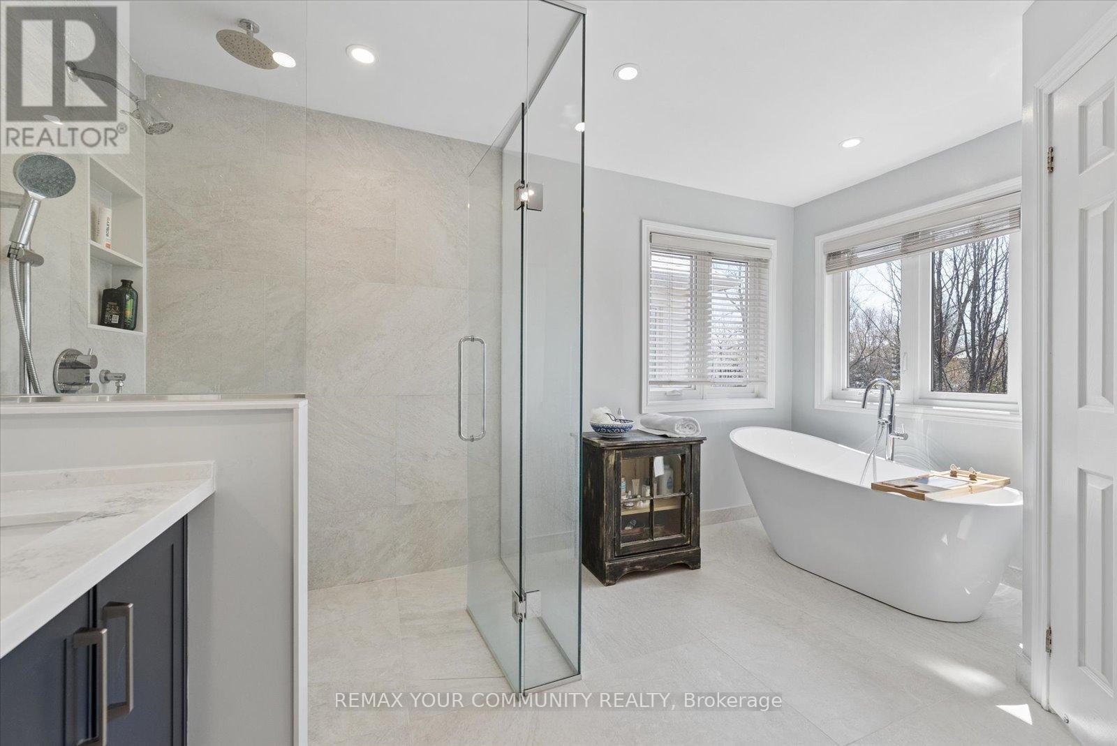 4 Marinucci Court, Richmond Hill, Ontario  L4C 0M3 - Photo 18 - N12969724