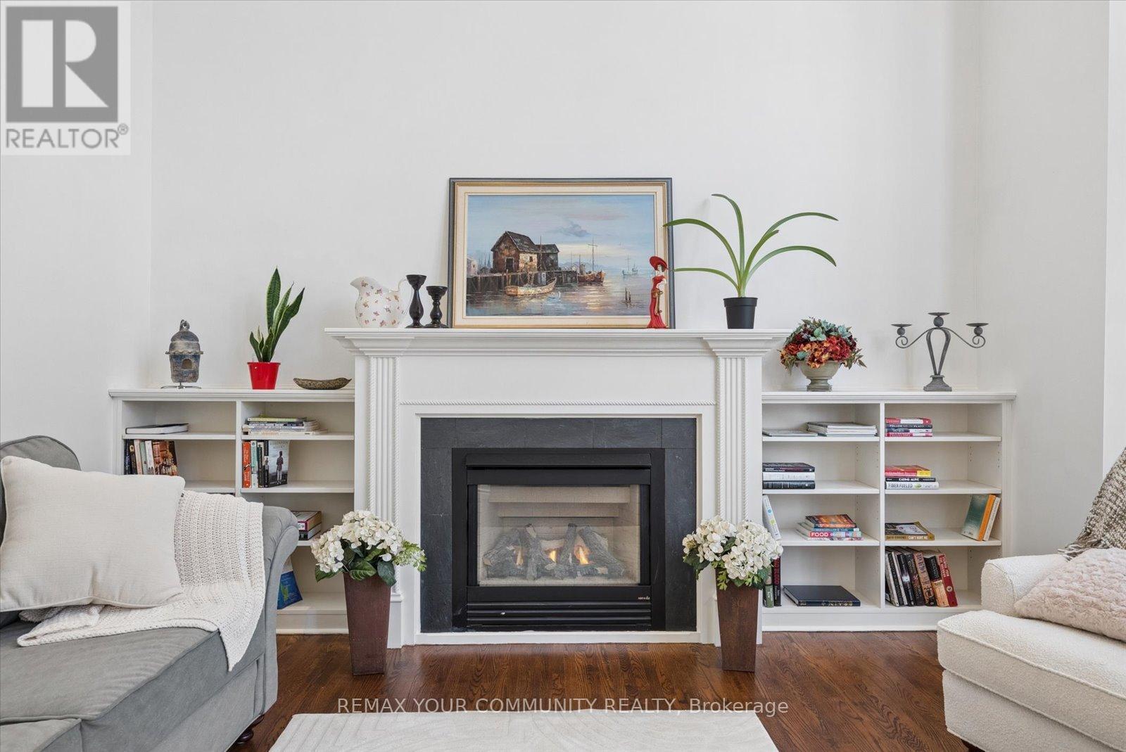 4 Marinucci Court, Richmond Hill, Ontario  L4C 0M3 - Photo 3 - N12969724