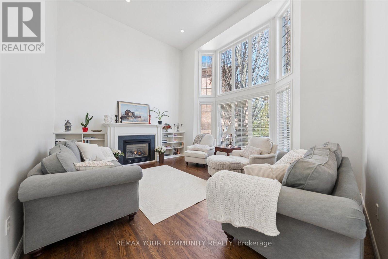 4 Marinucci Court, Richmond Hill, Ontario  L4C 0M3 - Photo 4 - N12969724