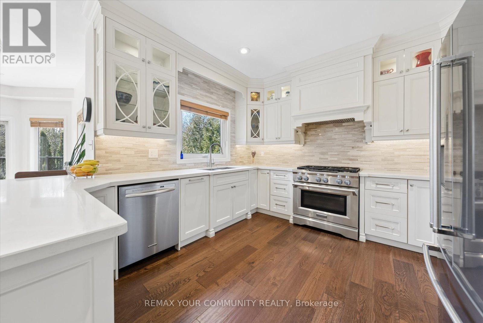 4 Marinucci Court, Richmond Hill, Ontario  L4C 0M3 - Photo 8 - N12969724