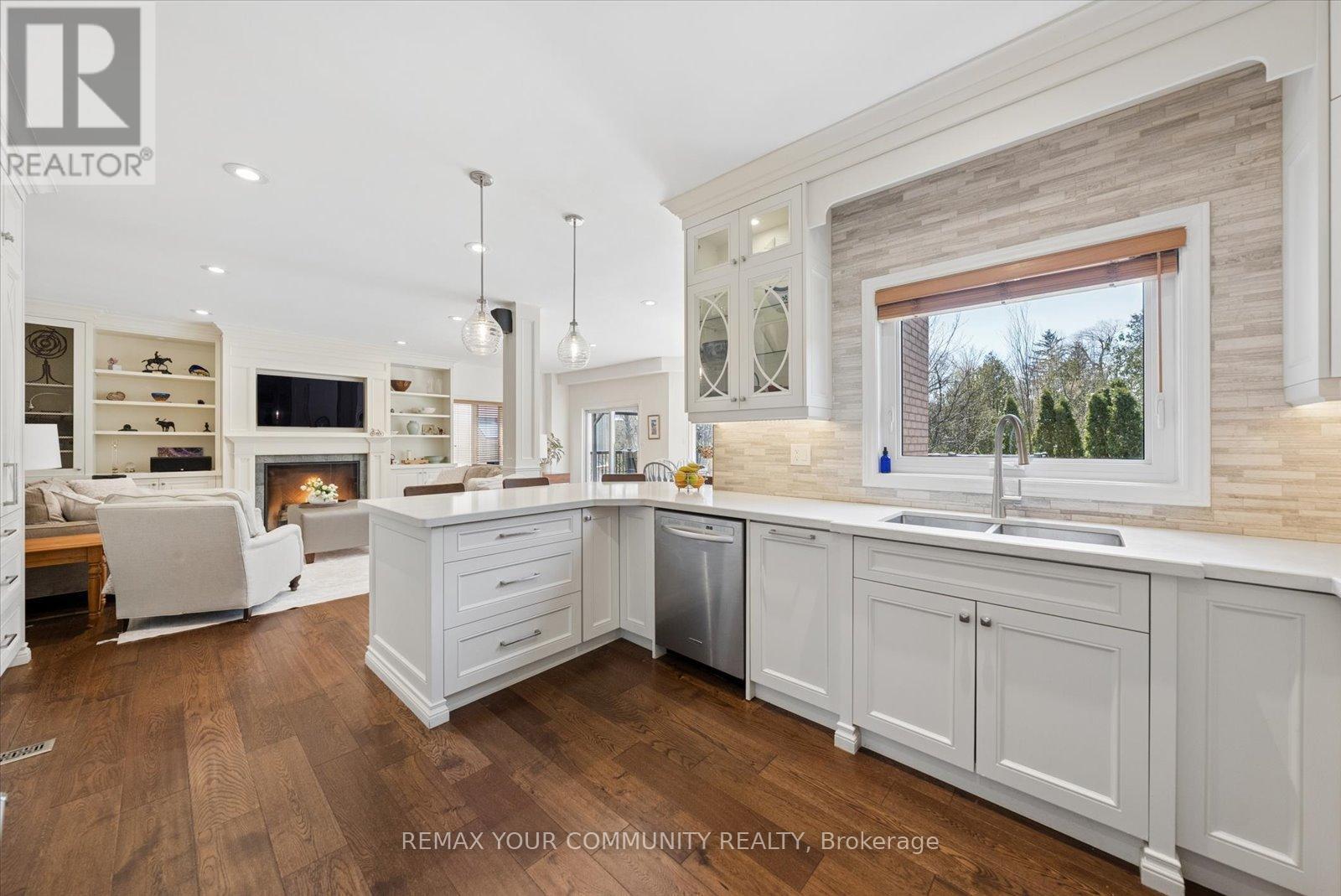 4 Marinucci Court, Richmond Hill, Ontario  L4C 0M3 - Photo 9 - N12969724