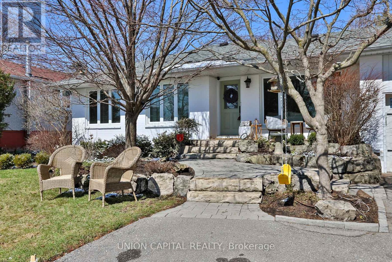 11 Sherwood Forest Drive, Markham, Ontario  L3P 1P5 - Photo 2 - N12969854