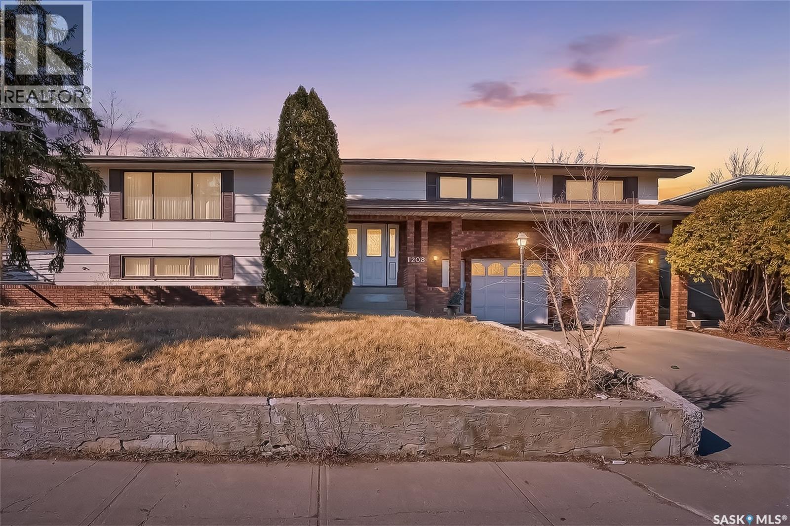 1208 Athabasca Street W, Moose Jaw, Saskatchewan  S6H 6C6 - Photo 2 - SK032233