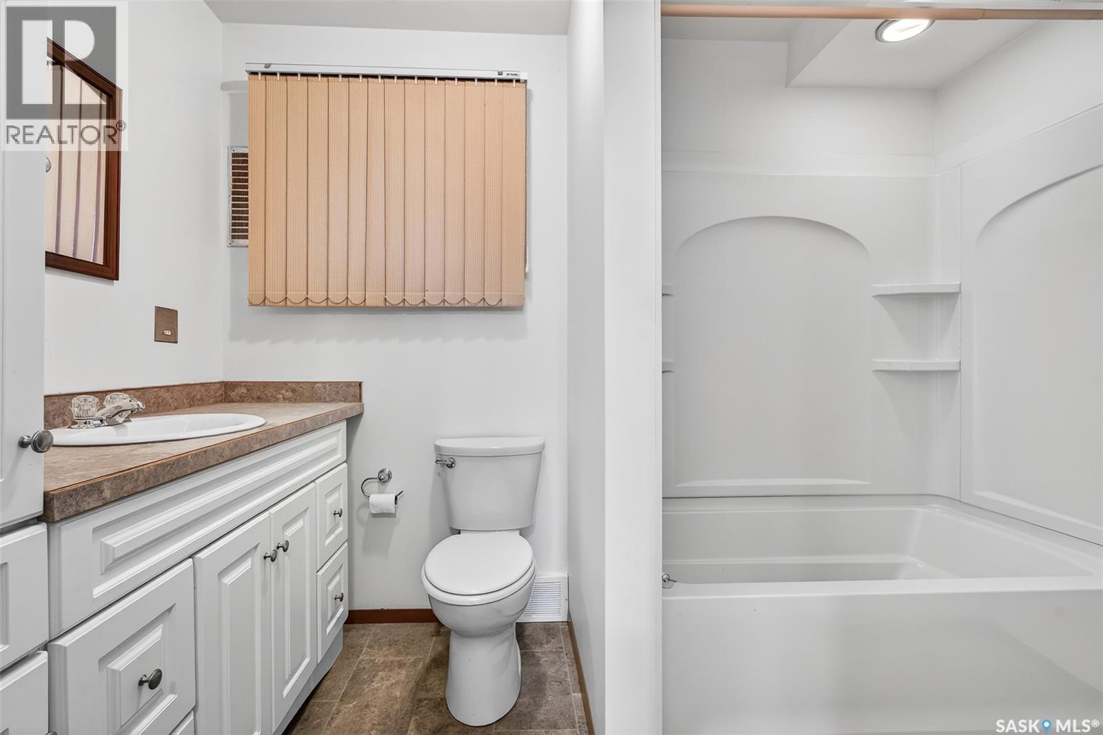 1208 Athabasca Street W, Moose Jaw, Saskatchewan  S6H 6C6 - Photo 45 - SK032233