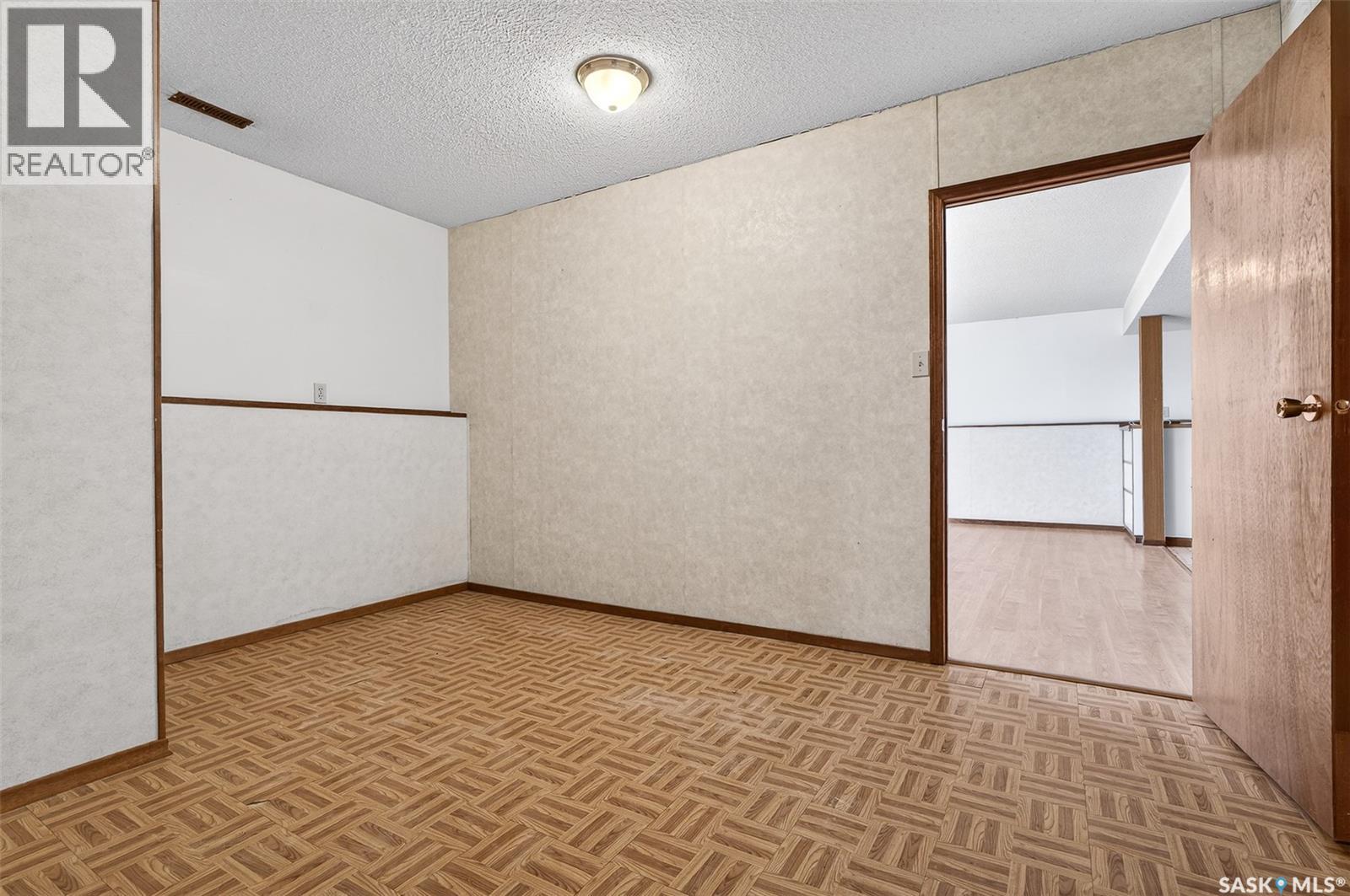 1208 Athabasca Street W, Moose Jaw, Saskatchewan  S6H 6C6 - Photo 46 - SK032233