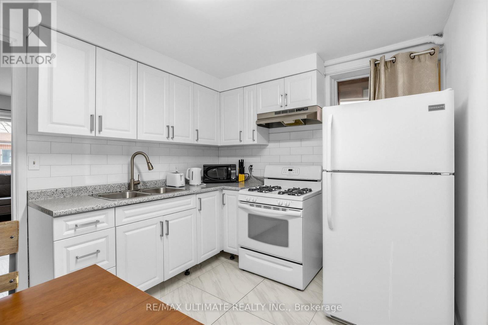 57 Shanly Street, Toronto, Ontario  M6H 1S4 - Photo 5 - W12969504