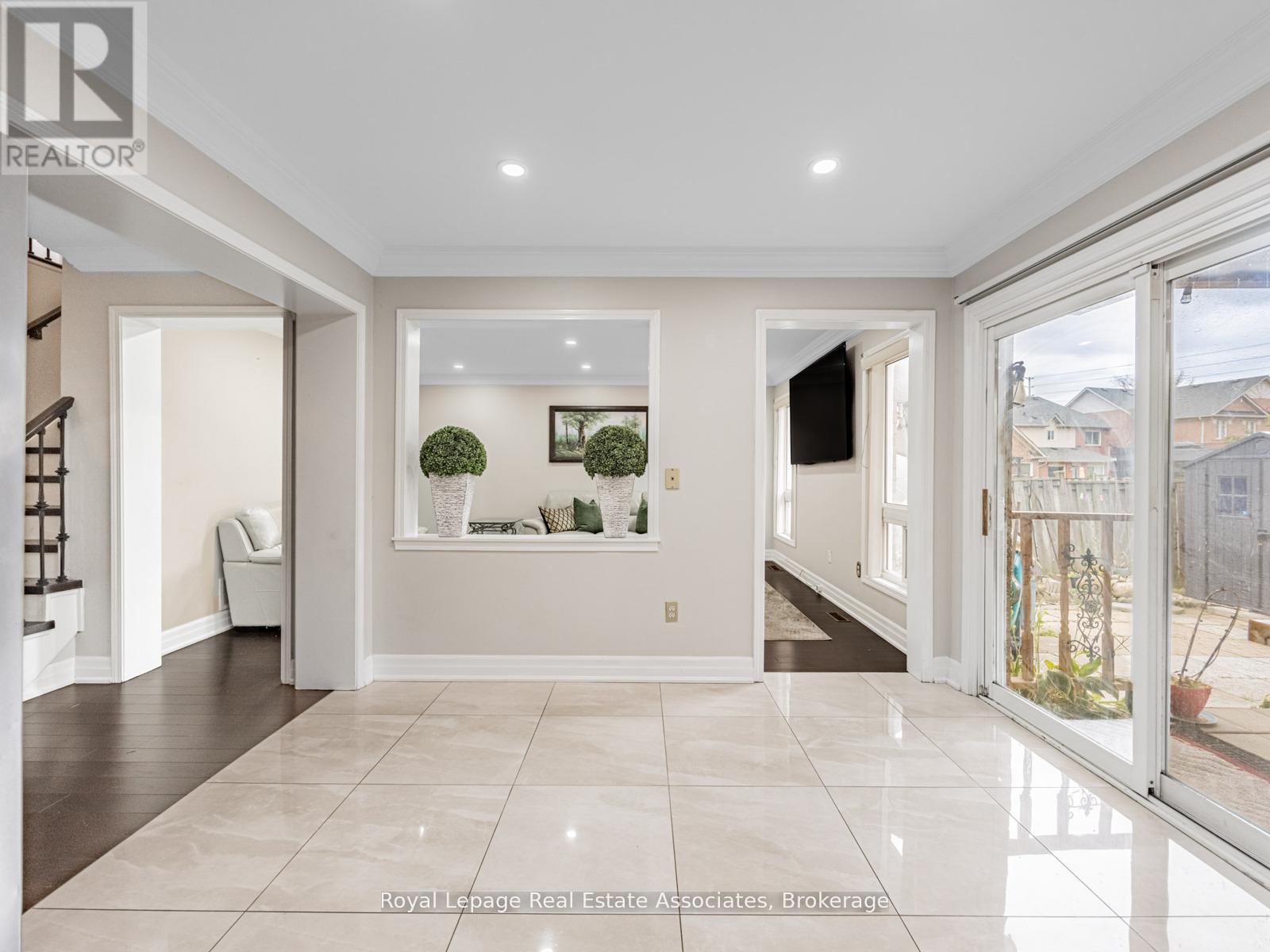 6214 Miriam Way, Mississauga, Ontario  L5N 8J6 - Photo 10 - W12969554