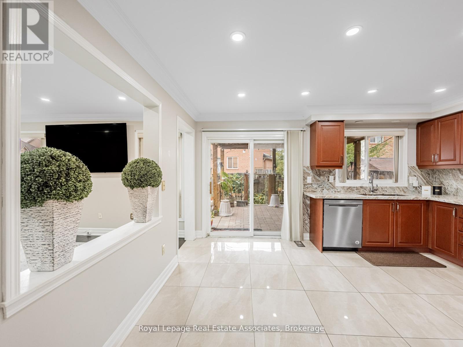 6214 Miriam Way, Mississauga, Ontario  L5N 8J6 - Photo 11 - W12969554