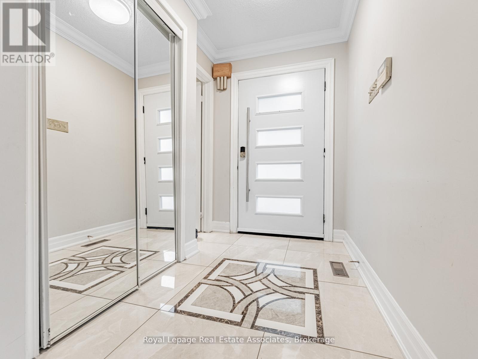 6214 Miriam Way, Mississauga, Ontario  L5N 8J6 - Photo 4 - W12969554