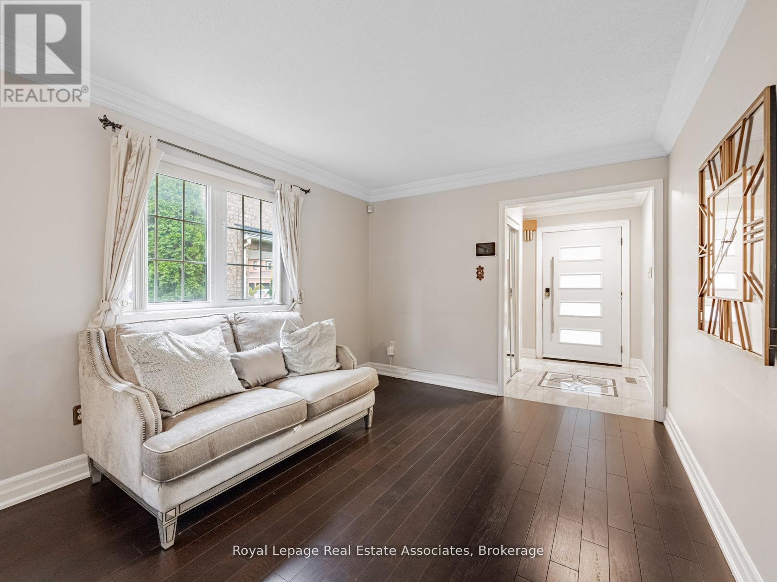 6214 Miriam Way, Mississauga, Ontario  L5N 8J6 - Photo 5 - W12969554