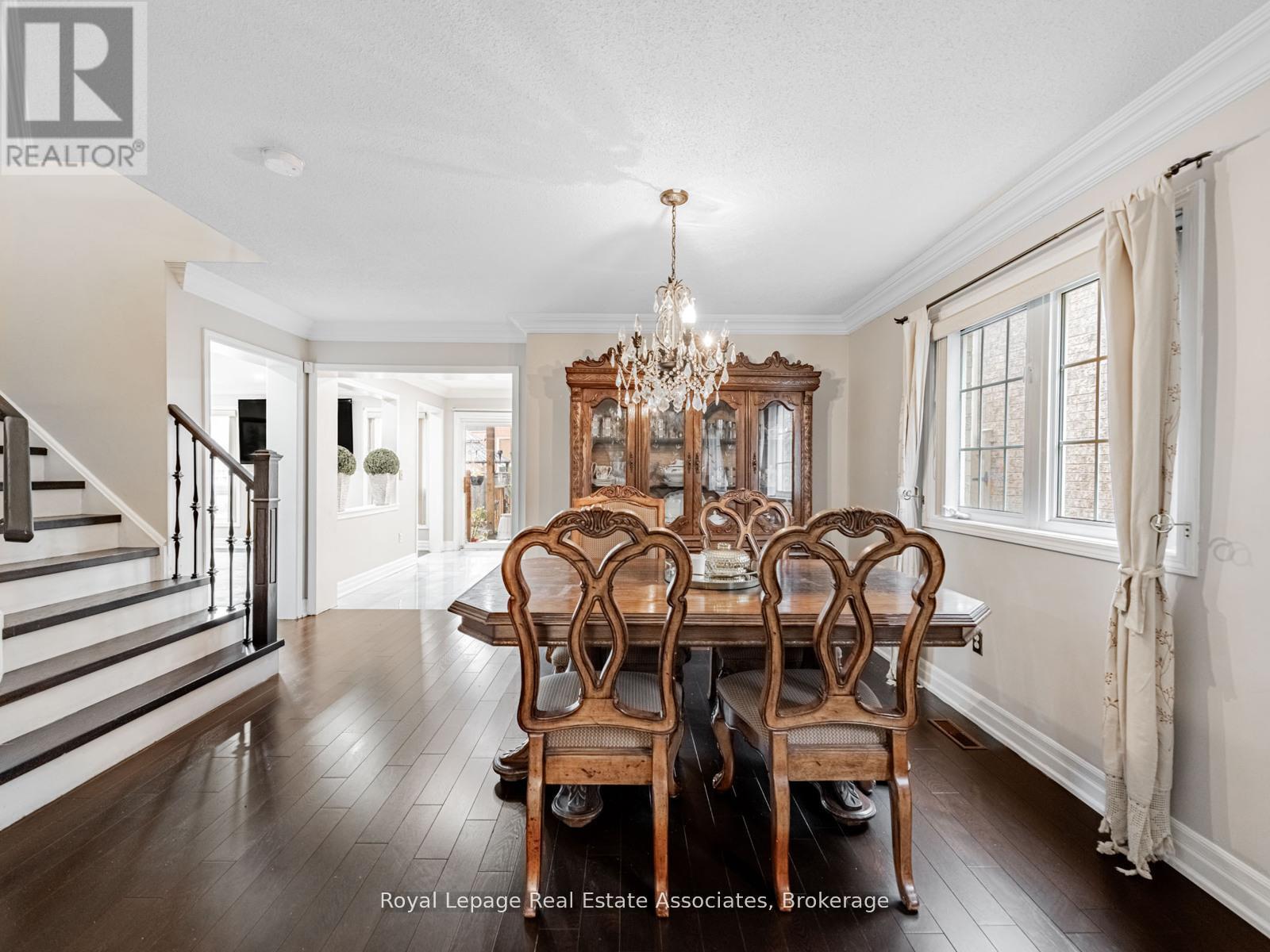 6214 Miriam Way, Mississauga, Ontario  L5N 8J6 - Photo 7 - W12969554