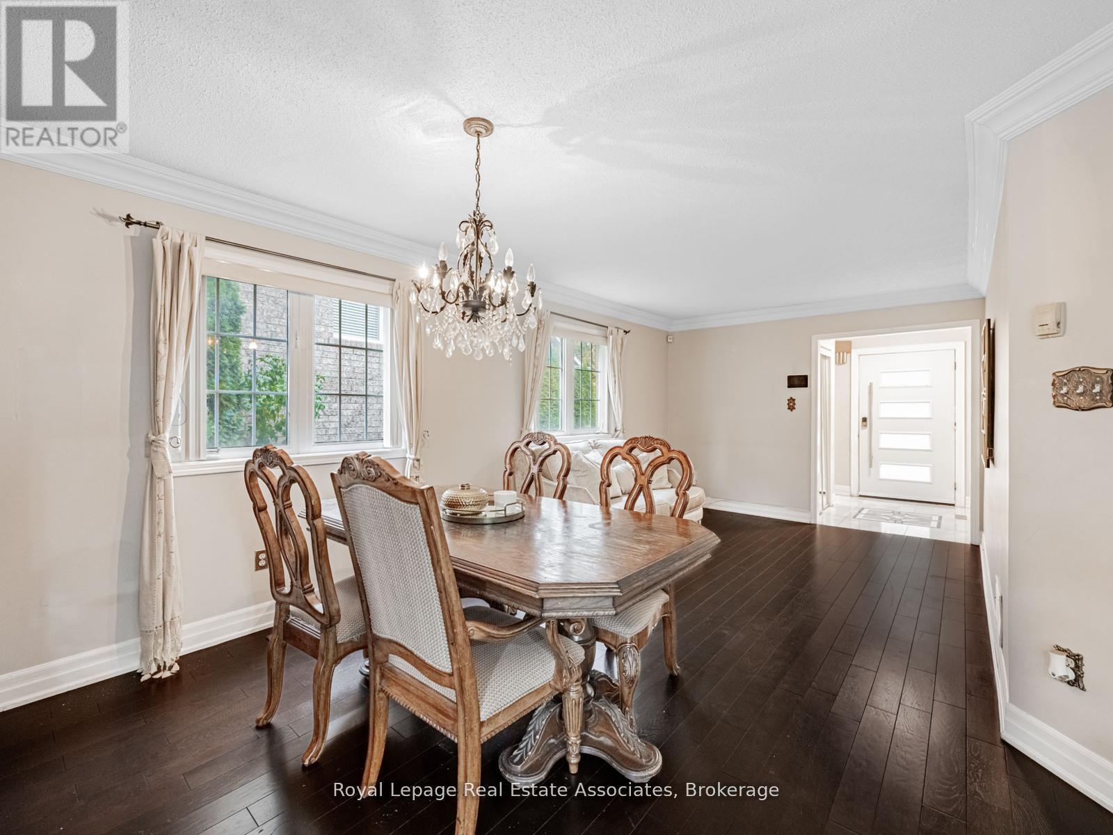 6214 Miriam Way, Mississauga, Ontario  L5N 8J6 - Photo 8 - W12969554