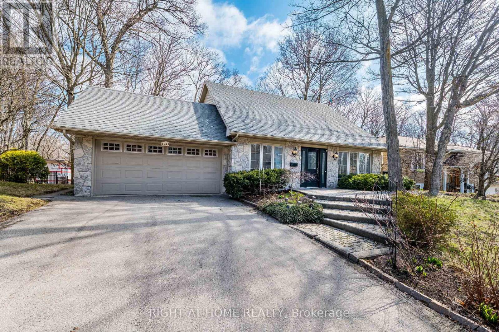 1941 FOUR SEASONS DRIVE, Burlington, Ontario